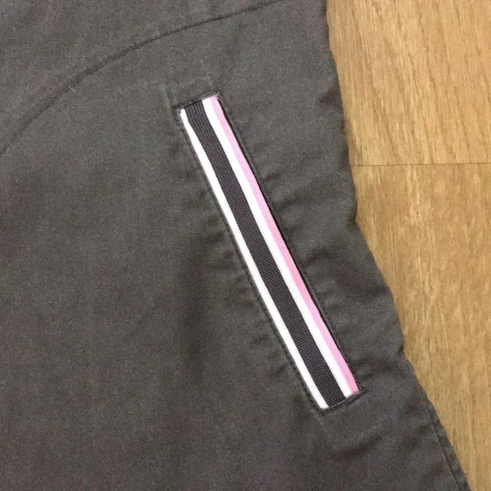 Koi Scrubs / Gray V-neck Scrub Top, Size XS - Picture 4 of 5